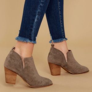 Brand New, Never Worn $25 💛 grey ankle booties / heel boots in size 7.5